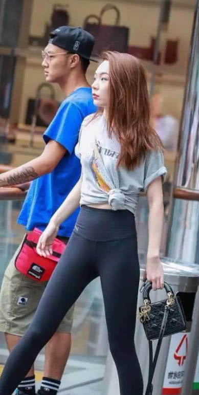 热情的小姐姐，街拍的身姿很火辣，她的新男友根本hold不住