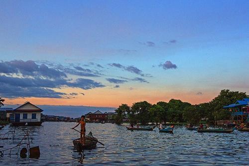 泰国女孩给你递毛巾，为何导游却说不要接？接一次就知道原因了