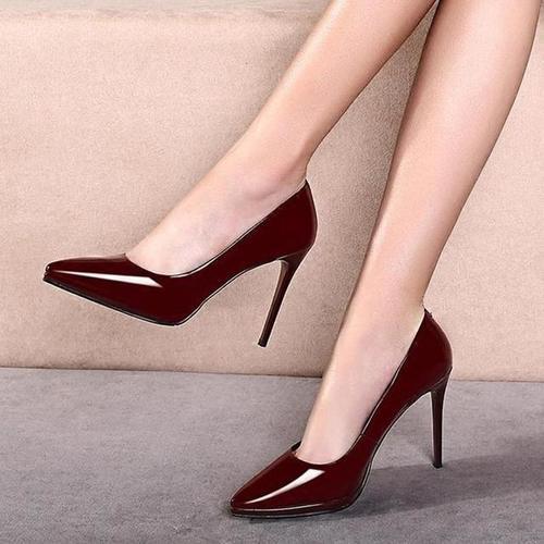 灯芯绒连衣裙配高跟鞋，穿出时尚复古范儿