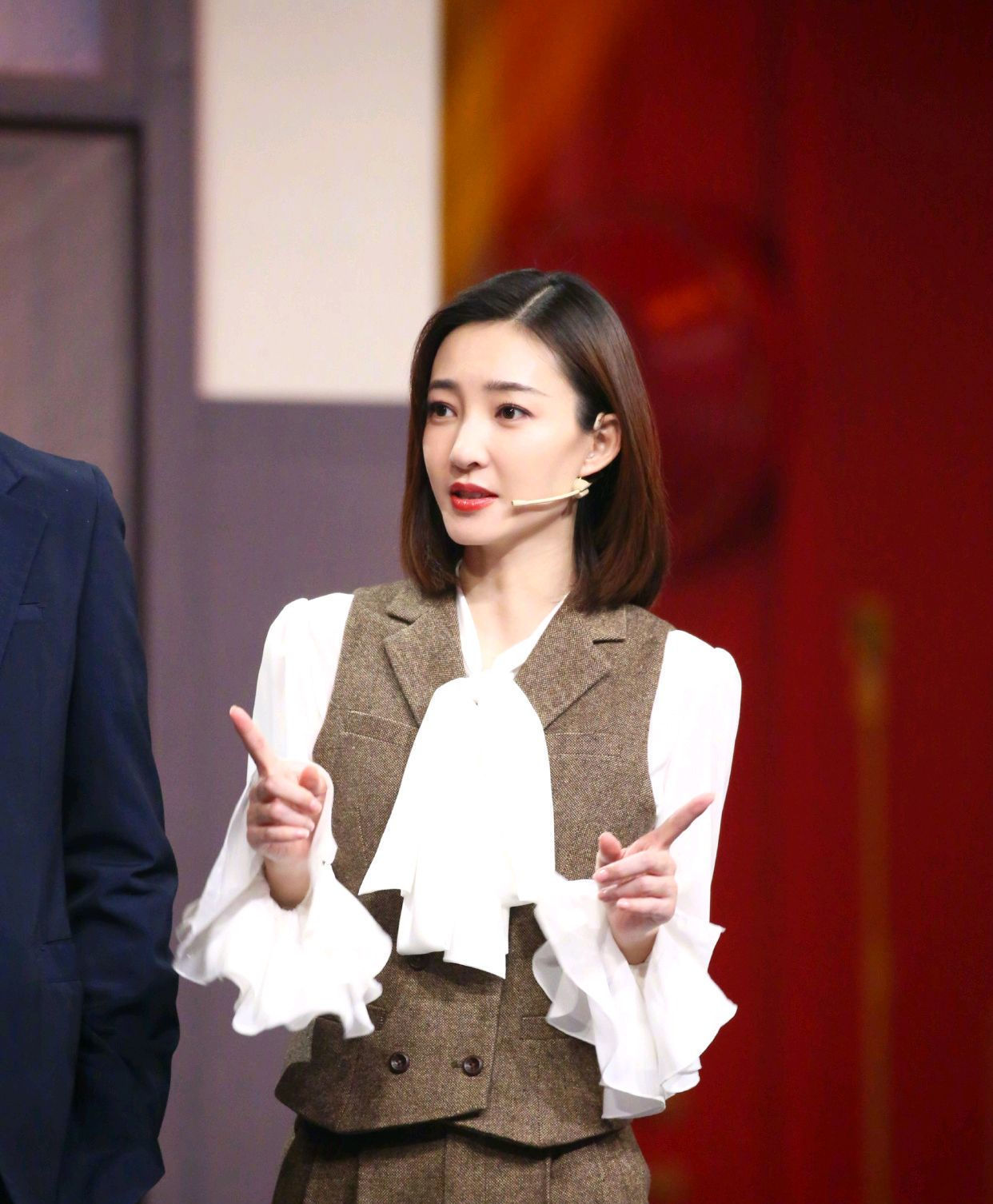  『选择』时尚的小姐姐,穿连衣裙都选择亮丽的色彩,更出众更惊艳!