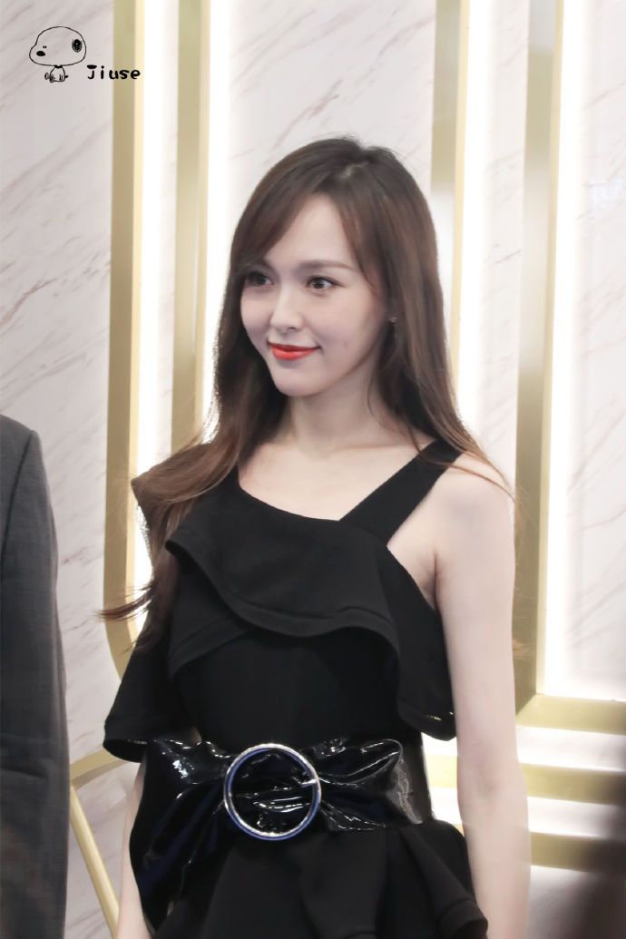 唐嫣穿黑色礼服亮相代言活动皮肤白嫩气质优雅，笑起来真的太甜了