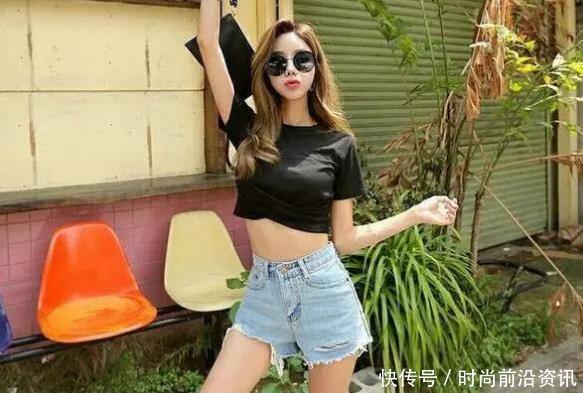 微胖牛仔裤美女，凸显魅力小蛮腰，浑身满满女人味