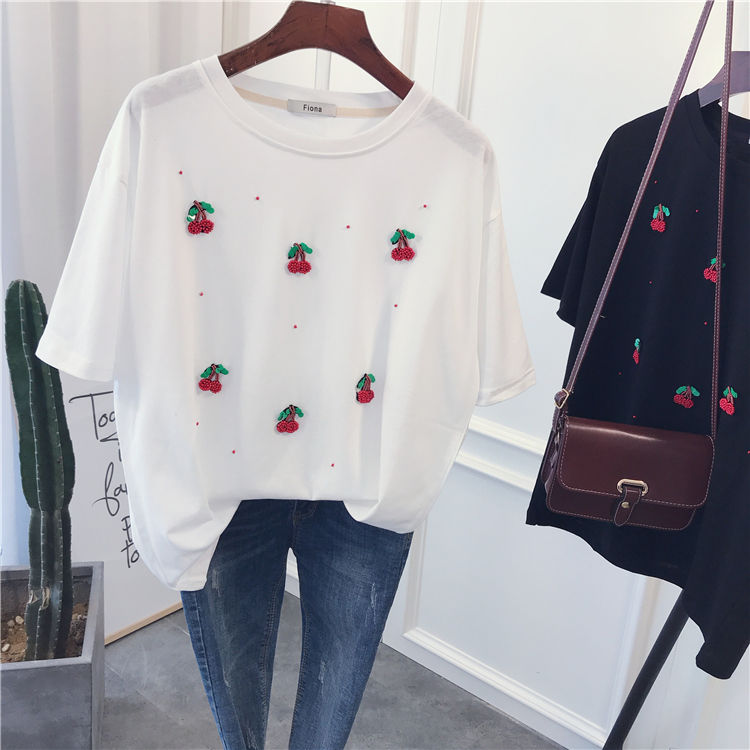 盈满盛夏的活力，把T恤当作时尚主题，演绎年轻的光景