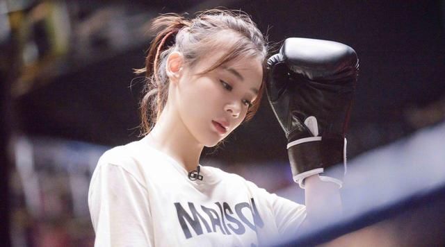 青春谁还没有点苦难，学袁姗姗笑对人生，你也可以如此美