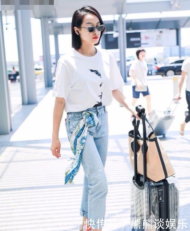 白百何出席活动，长发披肩气质优雅，牛仔裤上挂丝巾时髦炸了！