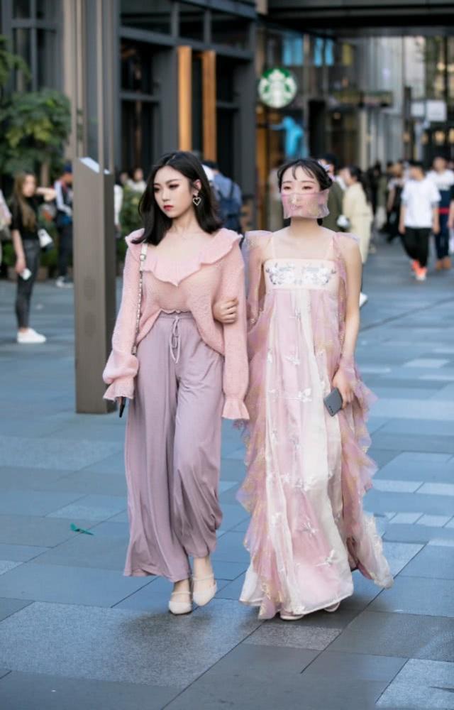  『身材苗条』街拍：身材苗条小姐姐，时尚靓丽，轻盈柔美的连衣裙很显青春风姿
