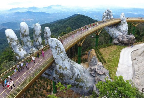 世界最独特的手,一双托起大桥,一只握着树干50年,最后一只在中