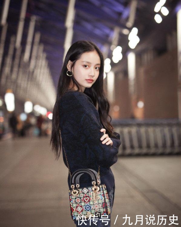 「牛仔裤」小背心牛仔裤,美丽女神真好看,让人赏心阅目