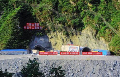  [川藏线]中国4条最难修高速，修10年通车一天就报废，花287亿才