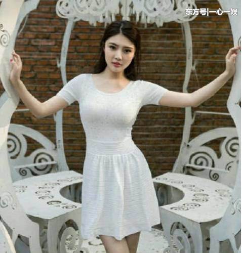 街拍：时尚与颜值的妹子，凹凸身材打死也不让女友这样穿！