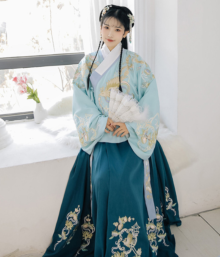 「古韵」穿汉服太显古韵, 微胖女人也可以穿出高贵感, 让人心动又着迷