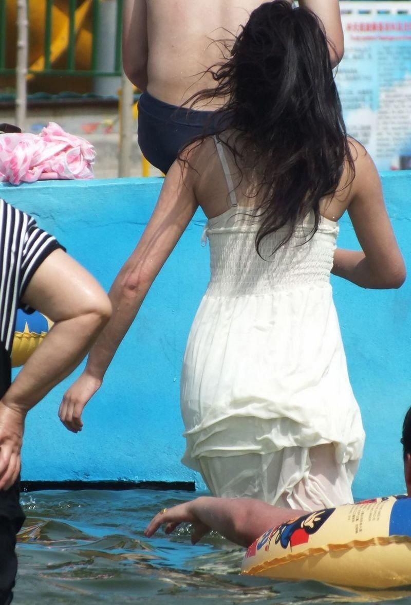 水上乐园抓拍:白裙美腿的微胖妹子，潮流范儿十足