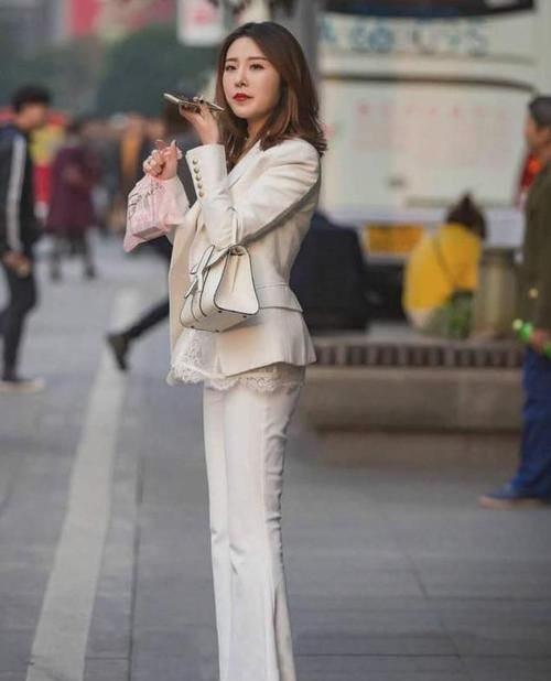 妩媚■街拍:小姐姐黑白拼色的上衣配上一条阔腿裤,显得妩媚又动人