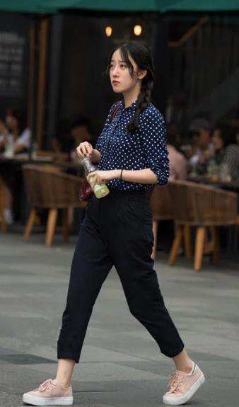 街拍:穿着清凉的美女们,不一样的气质