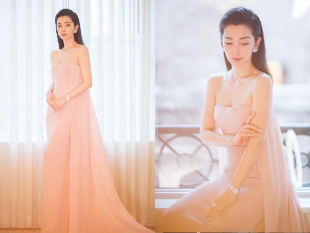 中韩女神时装周看秀，29岁郑秀妍优雅，45岁李冰冰惊艳了！