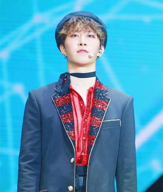 范丞丞亮相活动,化浓妆,涂口红,时尚感和其他男生不同!