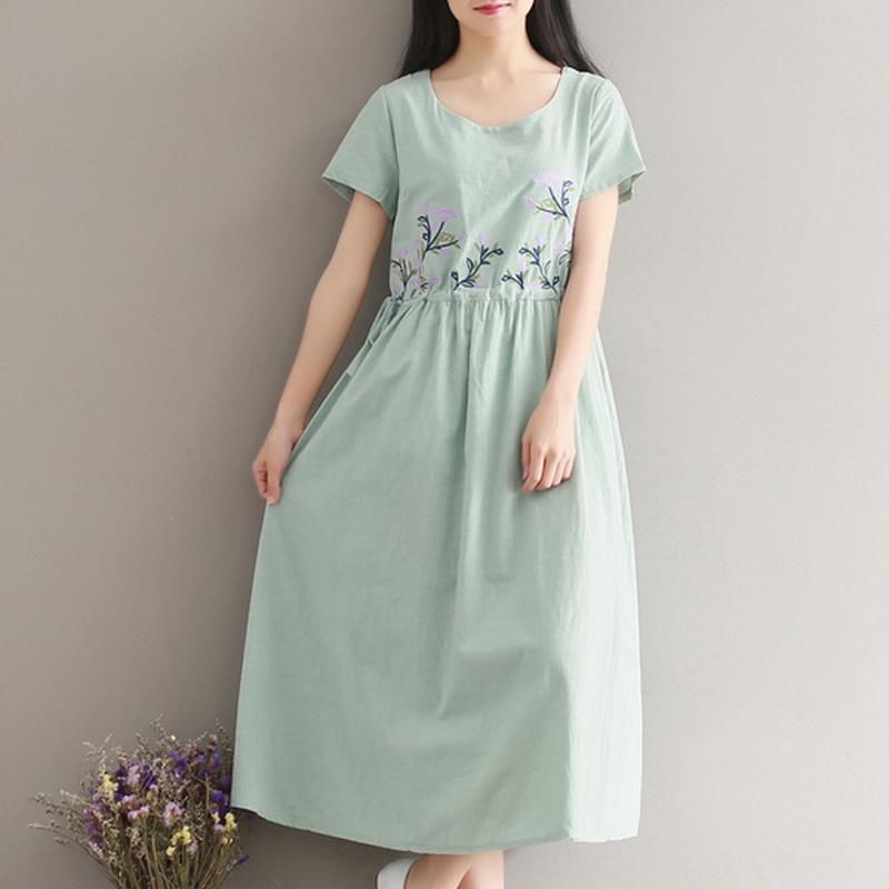 火爆夏季的波点裙，70后阿姨穿上身也毫无违和感，显得人更美