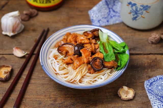  『鸡腿』一个鸡腿、一把香菇做成卤汁，嫩滑鲜美香喷喷，拌面条能吃两大碗