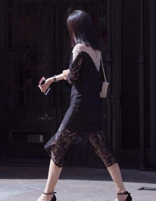 路人街拍,美女辣妈一身蕾丝裙,行走间尽显成熟浪漫