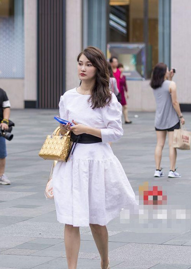  「气质」路人街拍,姑娘温柔娴雅,穿浅蓝色的针织开衫,特别有女神范