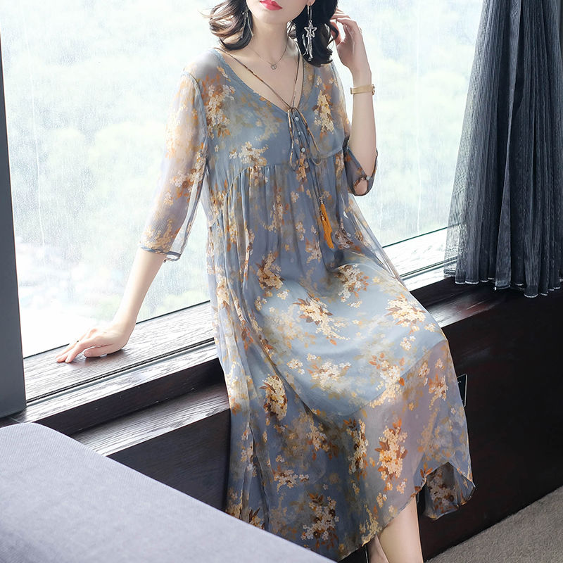 蚕丝裙,穿起来惊艳四方,彰显出妖娆的魅力身材,女人之首选