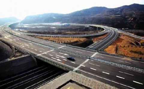  #高速#中国首条“不限速”的高速公路，斥资巨大，车主敢飚速到