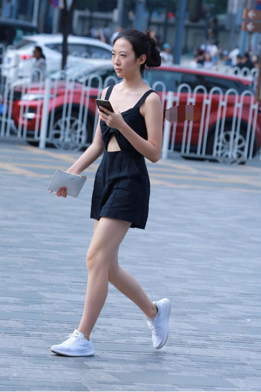知性小姐姐吊带连体衣大秀饱满身材，一路低头玩手机尽显熟女范儿