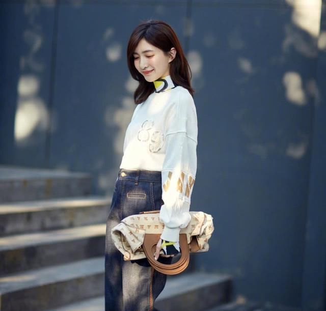 江疏影真任性!裤腿加长40厘米才能穿上，这腿得有一米八吧?