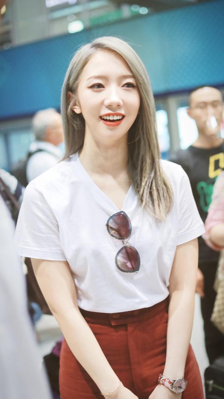 2019春夏纽约时装周启程, 孟美岐极简穿搭, 何穗撩发放电超有魅力