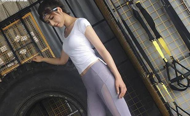 小姐姐打底裤穿出优雅柔美的曲线身段，凹凸有致的身材