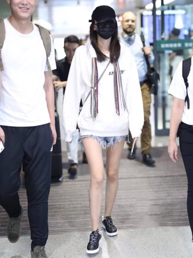 孙怡只是胖着玩？穿卫衣搭配热裤，“筷子腿”也回来了