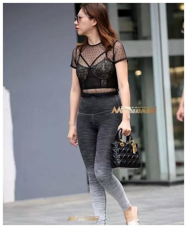 街拍：小姐姐穿瑜伽裤出街，身形完美至极，充满了运动活力