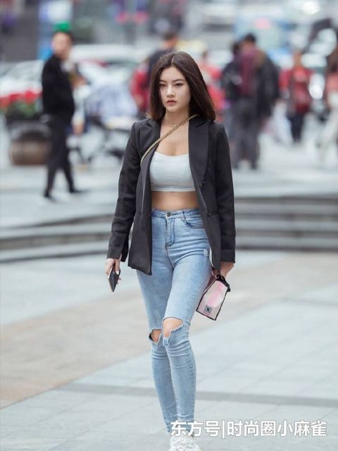  漂亮■街拍：光彩漂亮的小姐姐，搭配打底裤，塑造出时尚魅力！