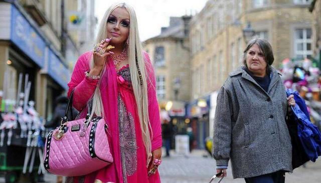 女孩自己变成芭比娃娃，每天化妆4小时，被侵害后的自暴自弃？