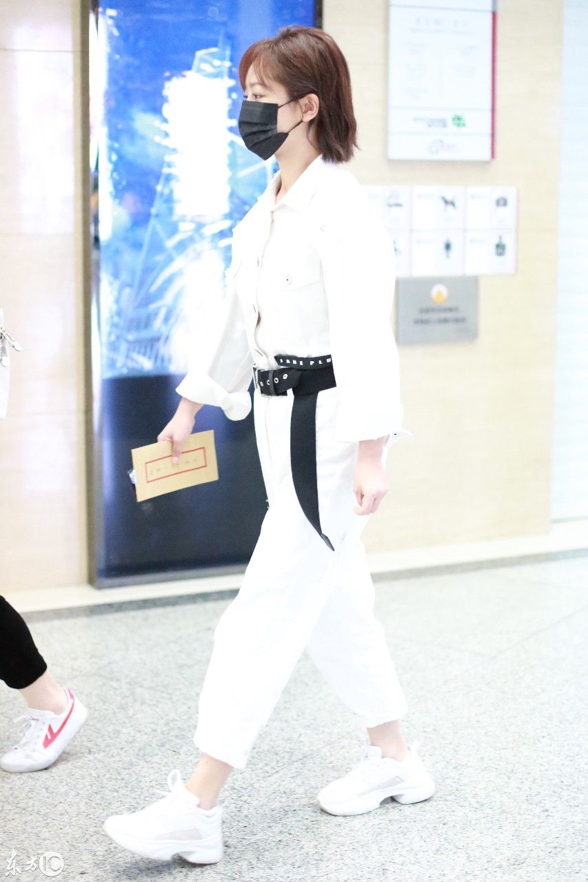 杨紫现身机场，一身白衣搭配黑色腰带，尽显苗条好身材，又瘦了!