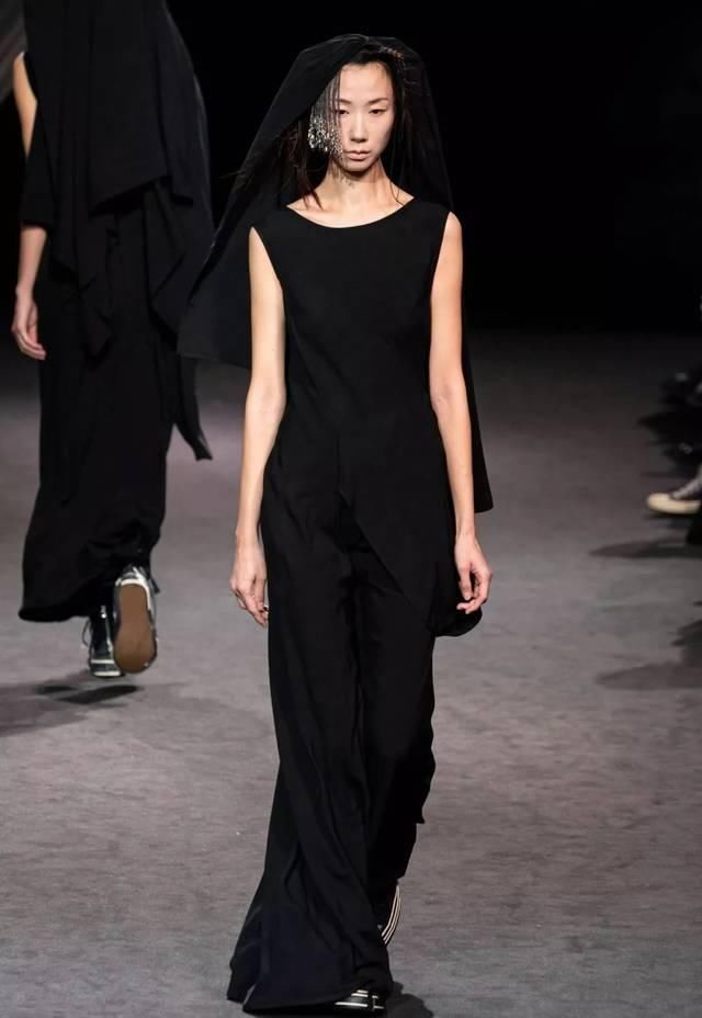  时装秀：Yohji Yamamoto 2020 春夏时装秀：山本耀司的黑色诗意想象