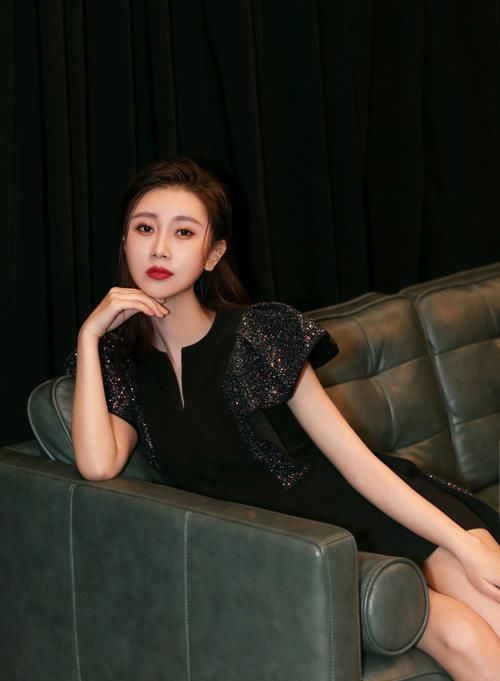 「以黑色为」被楚月的穿搭震撼到了！穿黑色“翅膀”连衣裙配高跟鞋，魅力四射