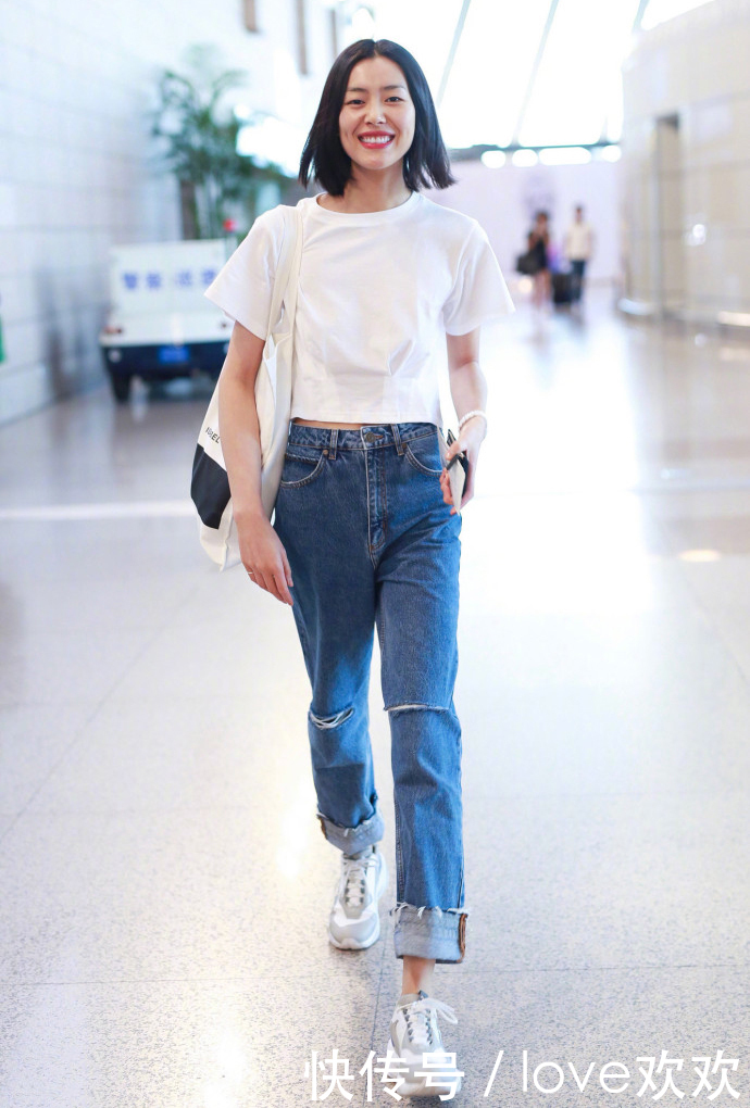 破洞牛仔裤依旧流行！何穗的裤子破洞好大，陈瑶腿真细