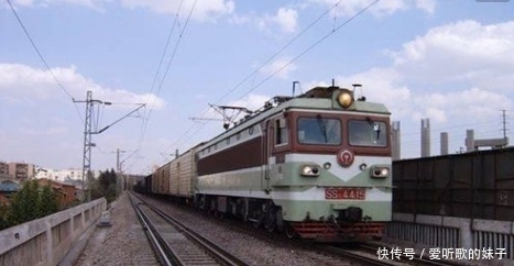  高铁@相比高铁、飞机，为什么有的人更喜欢坐火车？背后原因令人