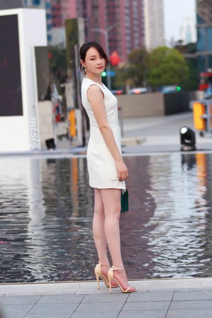 街拍:真正的写真拍摄现场，大街上围观者云集