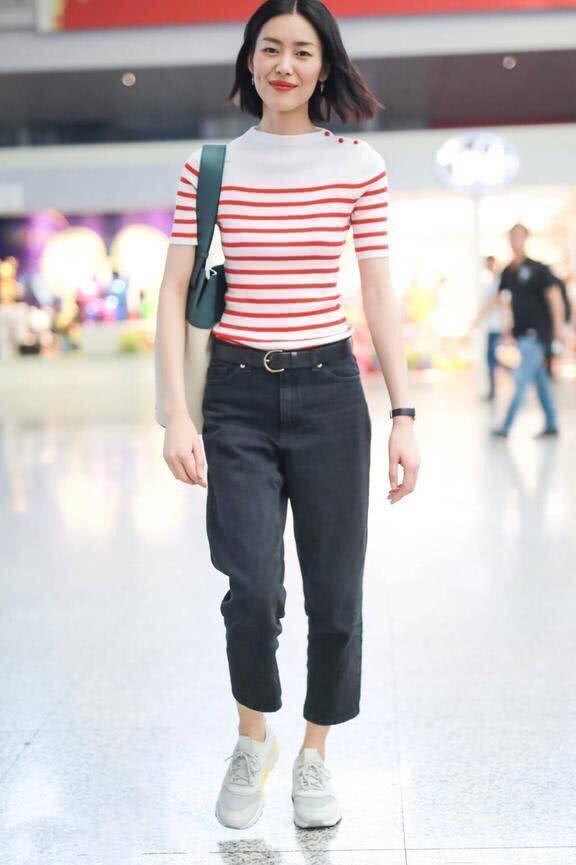 刘雯穿格纹衬衫配牛仔裤亮相, 这种简单随性的穿搭喜欢吗?