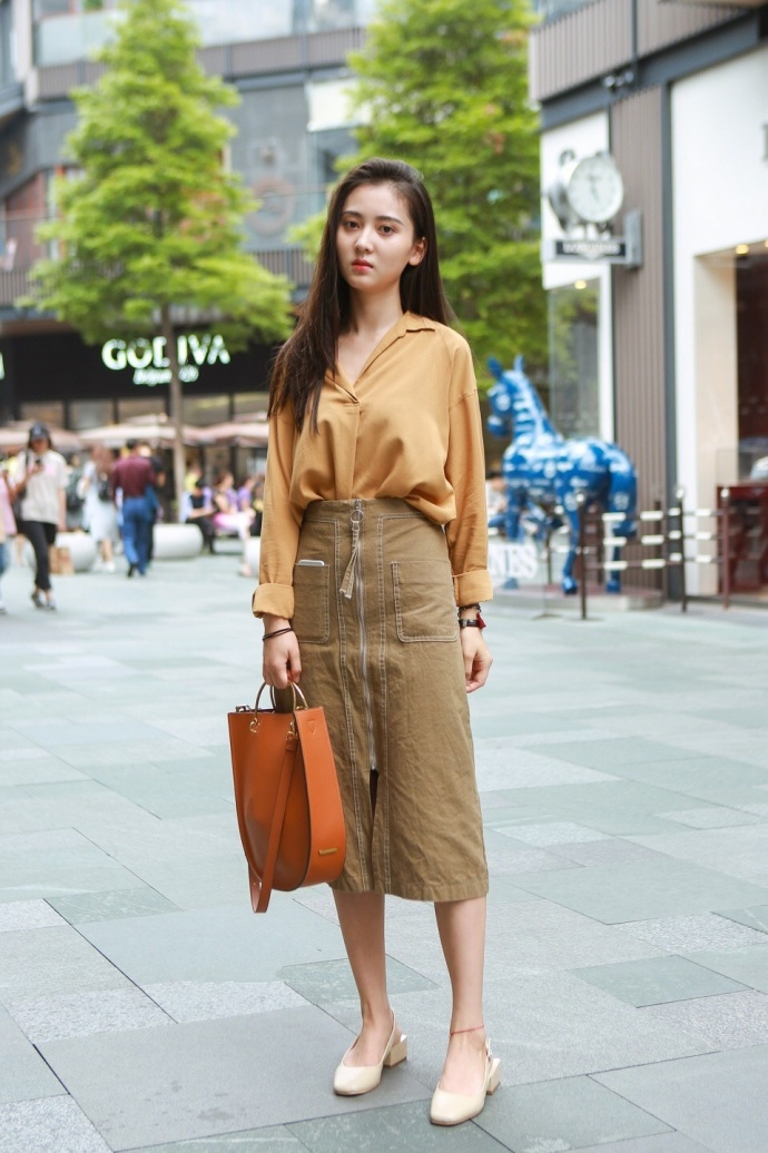 街拍路人，尽显优雅大气的时尚穿搭参考，让你美的令人一见倾心！