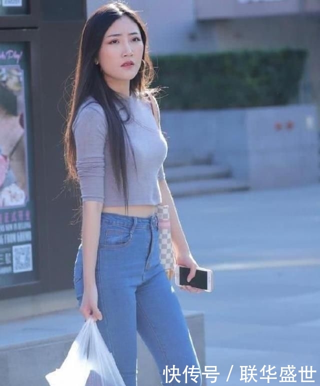 「辣妈」街拍:粉色长裙的时尚辣妈,少女心泛滥啊