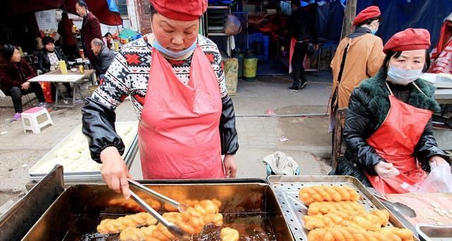  「提前」年前的一个月前，早回乡的农民工又开始打工了。 为什么