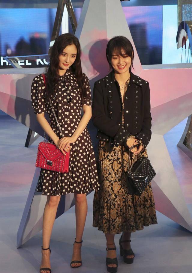 杨幂周笔畅同框，穿波点连衣裙的杨幂竟然输了，网友：真的尴尬了