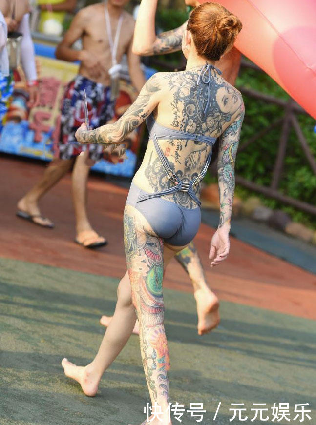 30岁的小辣妈泳装裹出完美身材，霸气纹身不是一般人能驾驭的