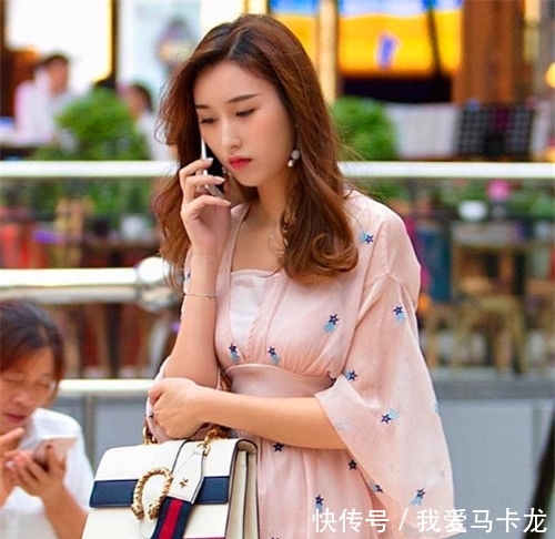  『连衣裙』街拍：小美女身穿粉嫩连衣裙，尽显曼妙身姿，尊贵优雅显大气