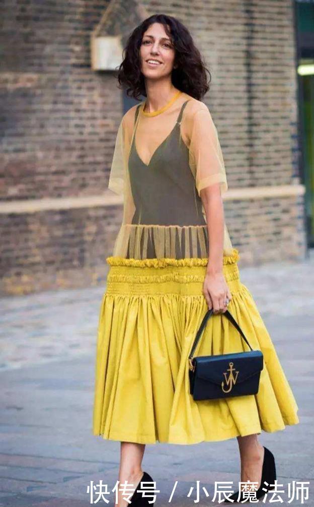 「色打底衫」今年这条“吊带裙”彻底火了,时髦性感又显瘦,刘雯穿上美炸了