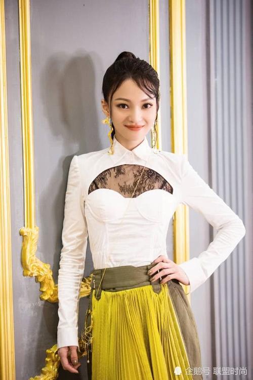 张韶涵还真是敢穿！上身蕾丝太显眼，网友：目光全被吸引！