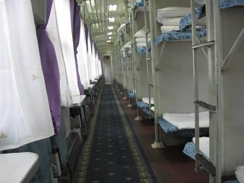 为何在选择火车卧铺时，女生最好不要选下铺？不看还真不知道！